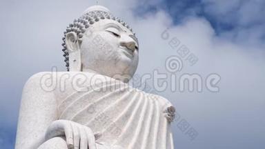 时间流逝：白<strong>大佛寺</strong>。 云彩在天空中奔跑，越过坐着的雕像。 4K. 泰国普吉岛。